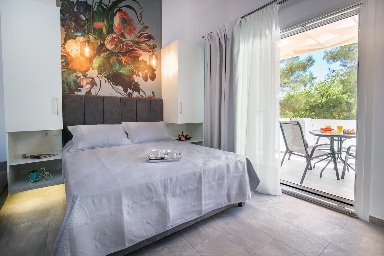 Venice Deluxe Studios Пефкари Экстерьер фото